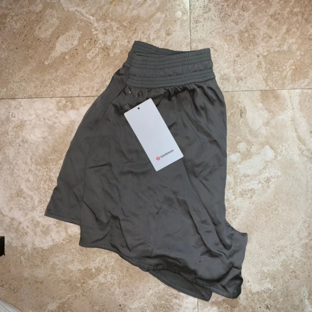 Lululemon Shorts Size 4 NWT